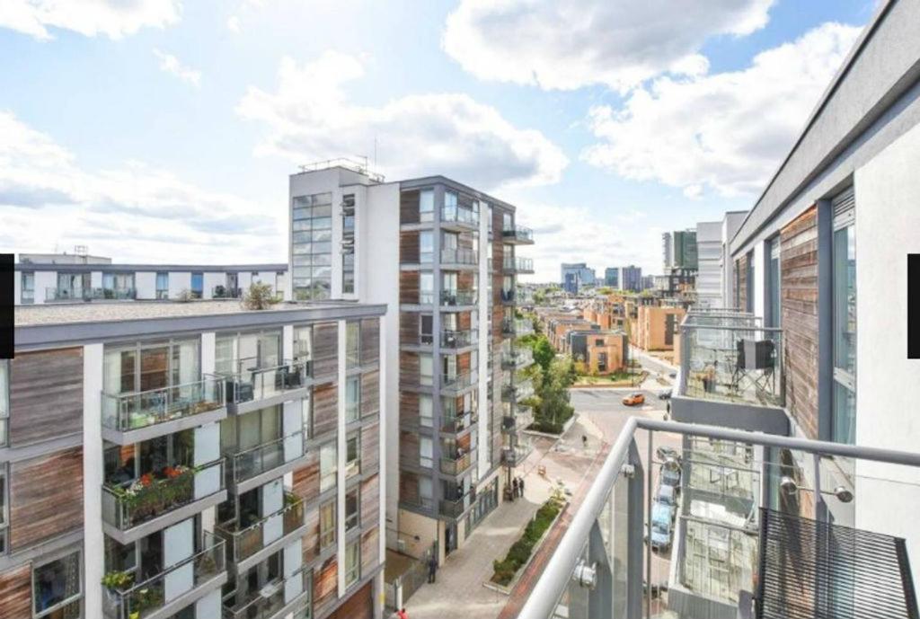 New Stylish 1 Bedroom Flat Stunning Balcony Views Brentford Bagian luar foto