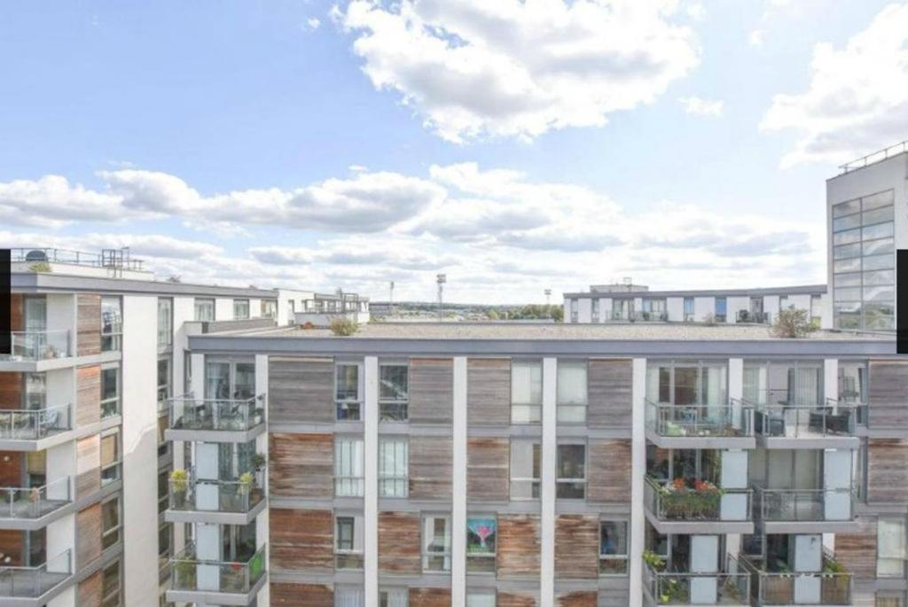 New Stylish 1 Bedroom Flat Stunning Balcony Views Brentford Bagian luar foto