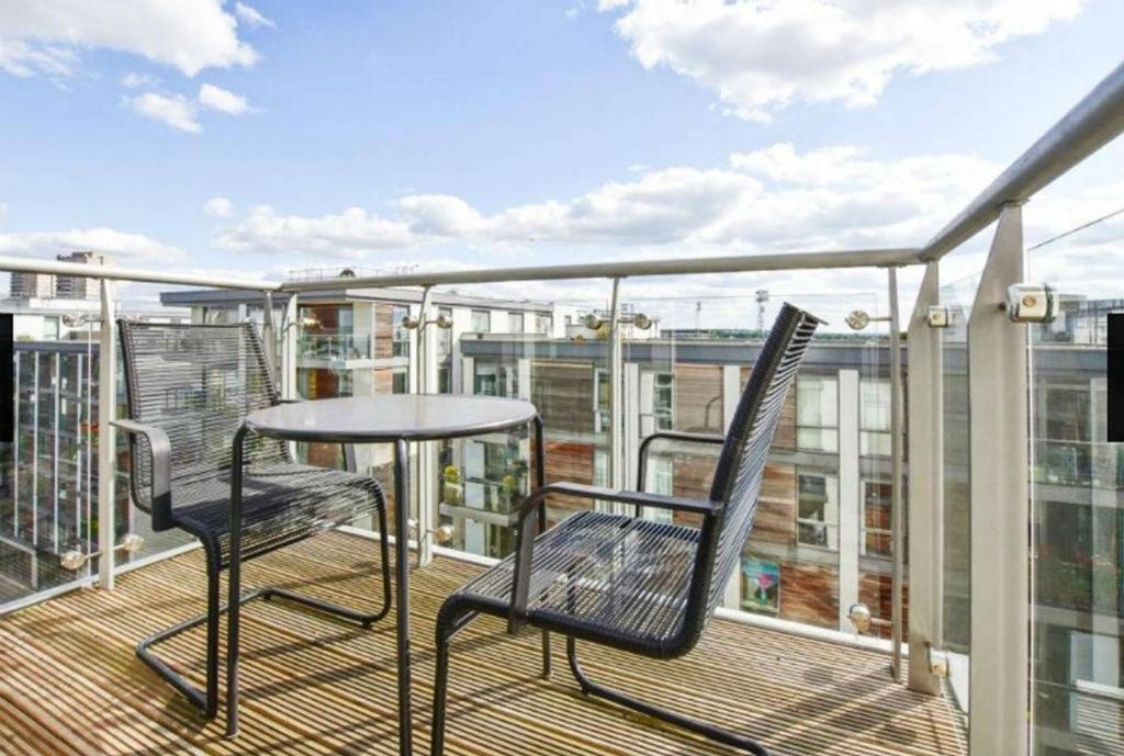 New Stylish 1 Bedroom Flat Stunning Balcony Views Brentford Bagian luar foto