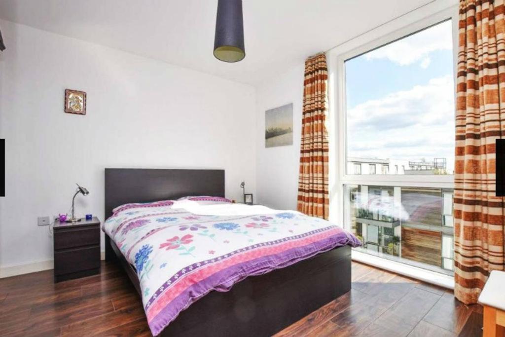 New Stylish 1 Bedroom Flat Stunning Balcony Views Brentford Bagian luar foto