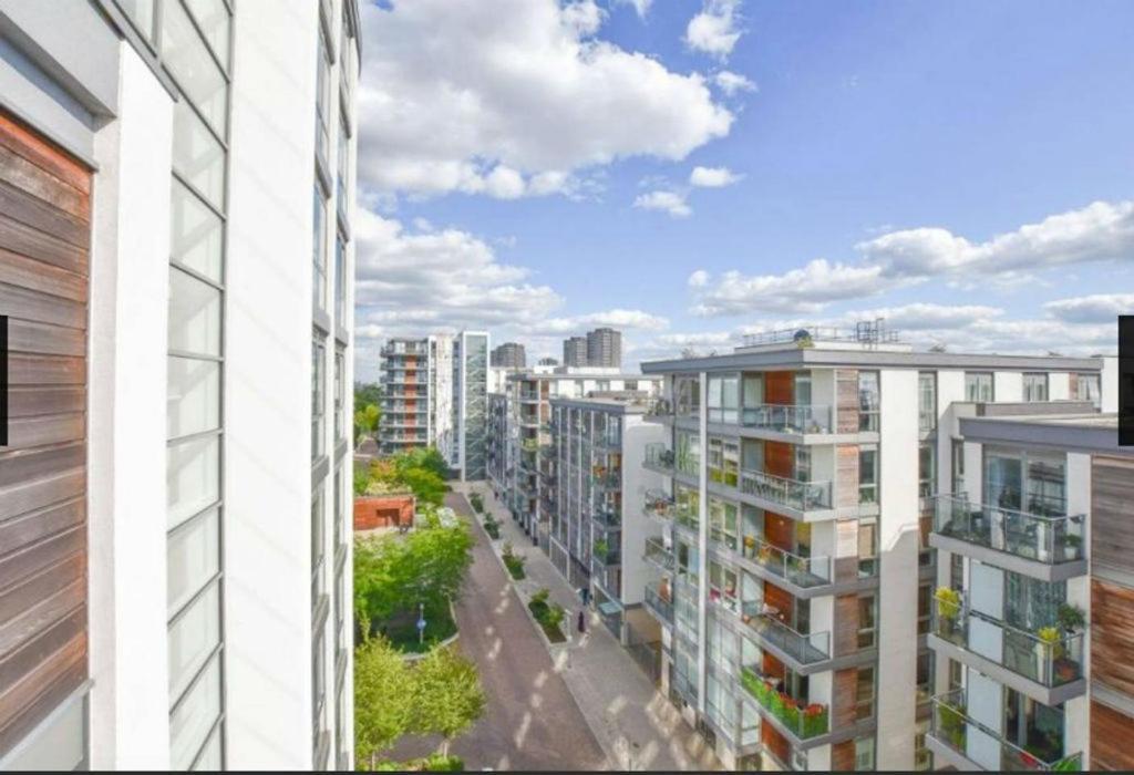 New Stylish 1 Bedroom Flat Stunning Balcony Views Brentford Bagian luar foto